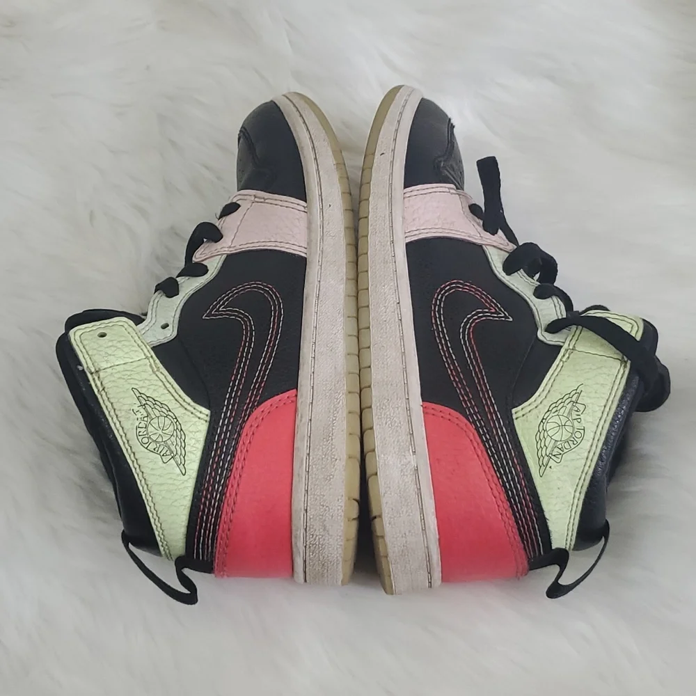 Nike Air Jordan Sneakers Shoes unisex leather size 2Y - Picture 3 of 8